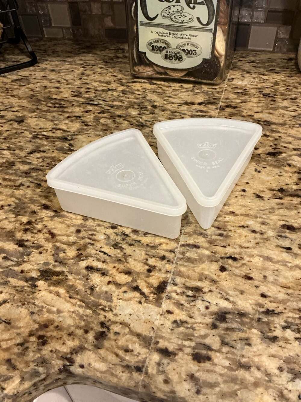 VINTAGE PLASTIC EAGLE SUPER SEAL PIE SLICE KEEPER WITH LID - USA